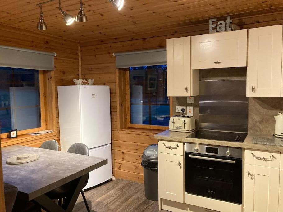 Red Squirrel Log Cabin With Hot Tub Keith Exteriör bild