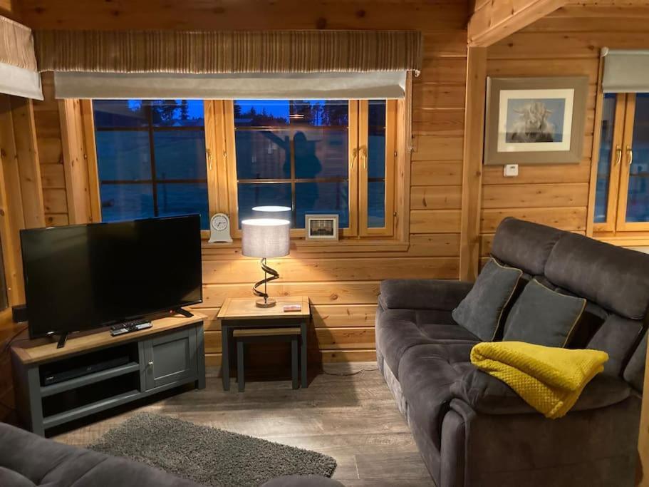 Red Squirrel Log Cabin With Hot Tub Keith Exteriör bild