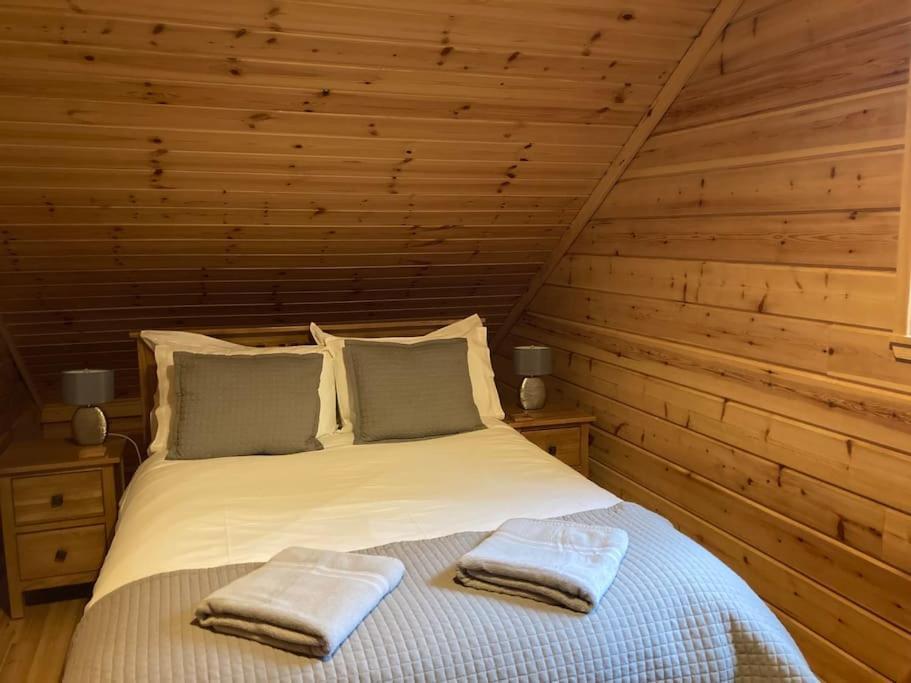 Red Squirrel Log Cabin With Hot Tub Keith Exteriör bild