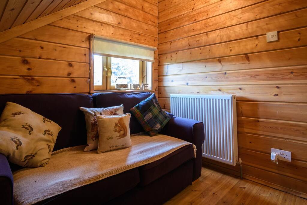 Red Squirrel Log Cabin With Hot Tub Keith Exteriör bild