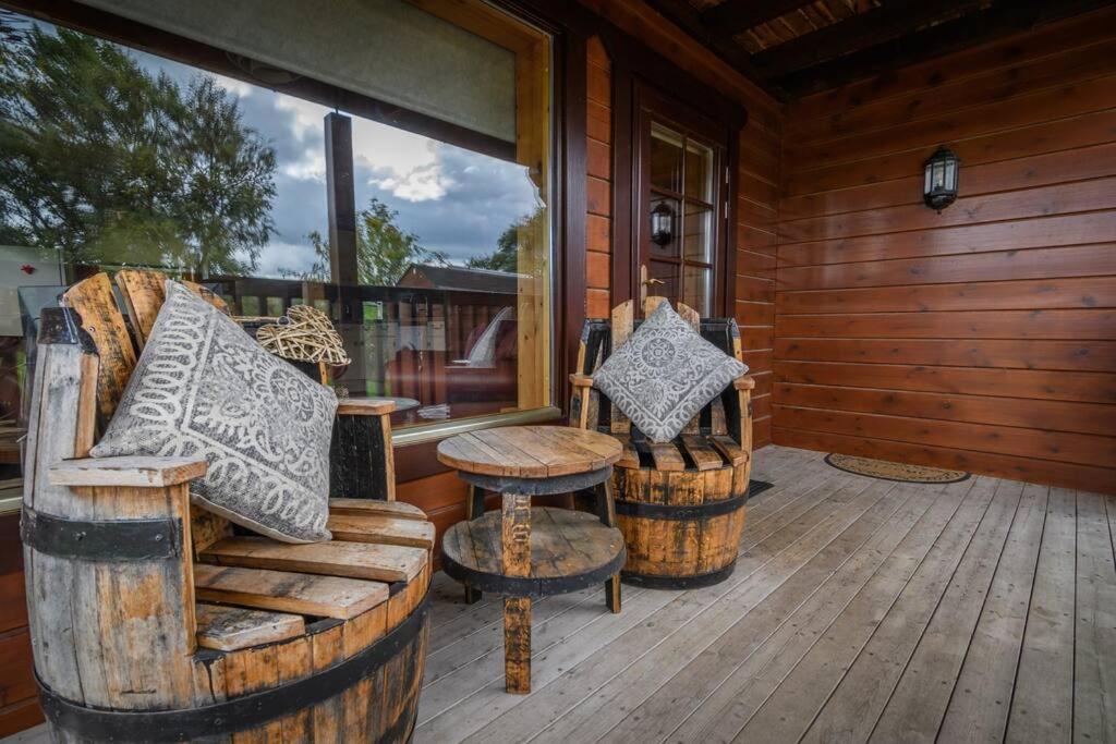 Red Squirrel Log Cabin With Hot Tub Keith Exteriör bild
