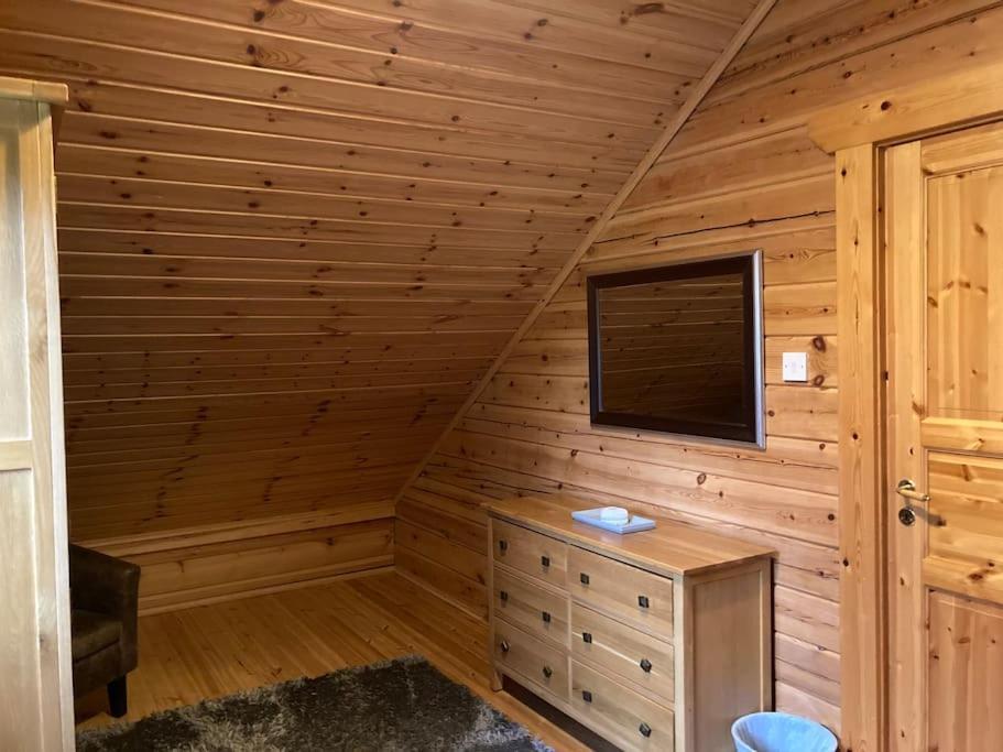 Red Squirrel Log Cabin With Hot Tub Keith Exteriör bild