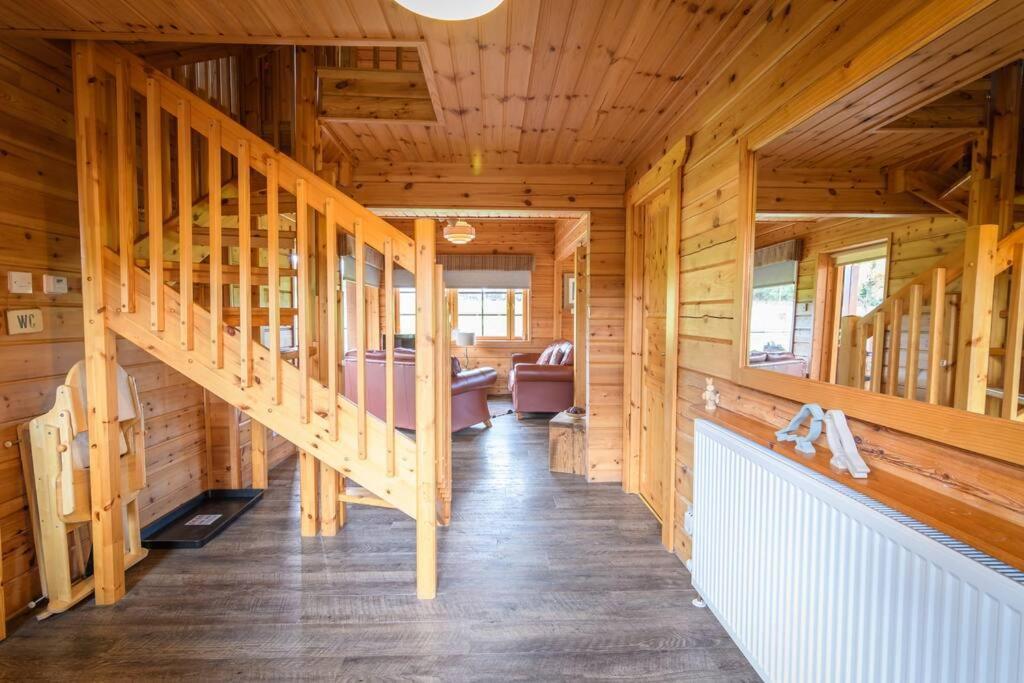 Red Squirrel Log Cabin With Hot Tub Keith Exteriör bild