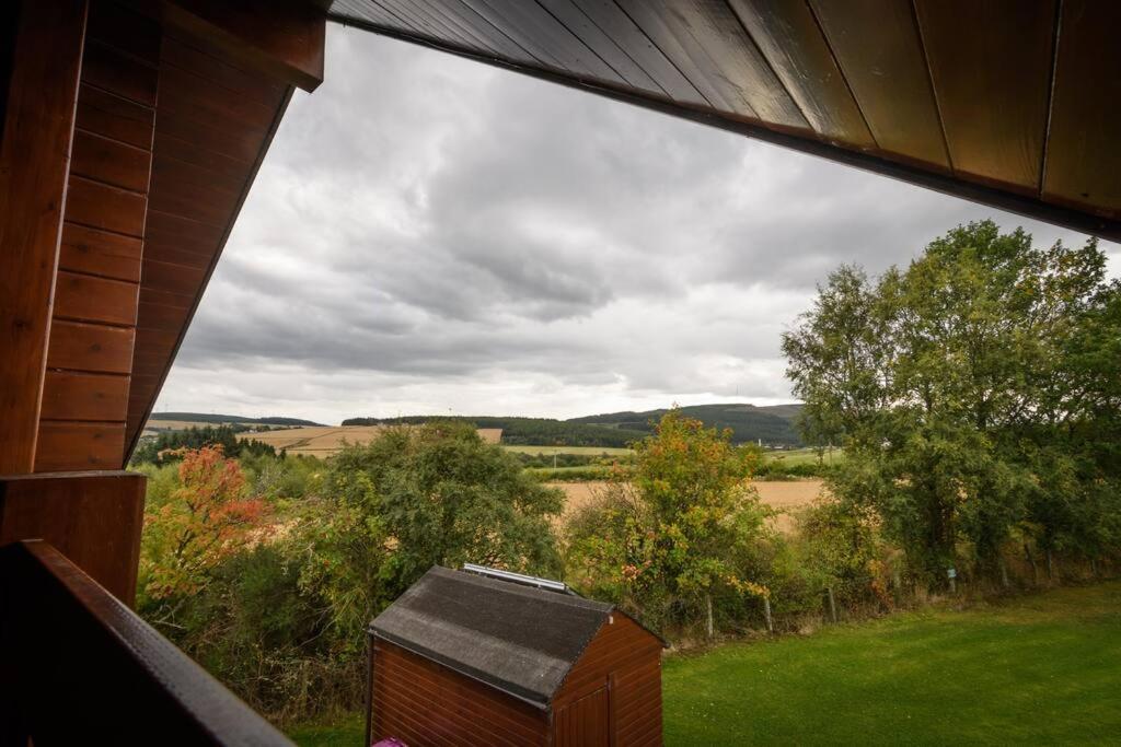 Red Squirrel Log Cabin With Hot Tub Keith Exteriör bild