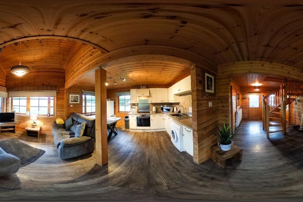 Red Squirrel Log Cabin With Hot Tub Keith Exteriör bild